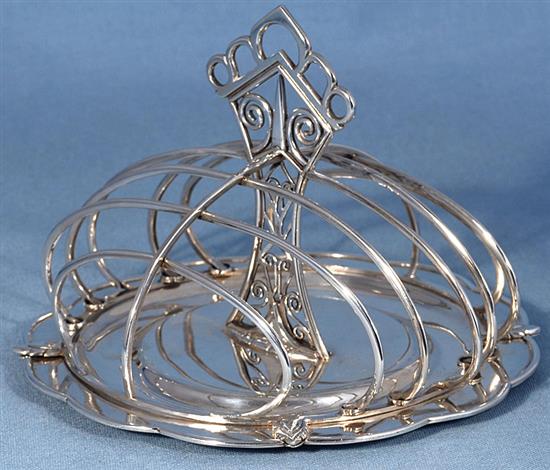 A good George V Arts & Crafts silver seven bar toast rack, Diameter :7 ¼”/183mm Height 5 ¼”/135mm Weight: 17.2oz/487grms